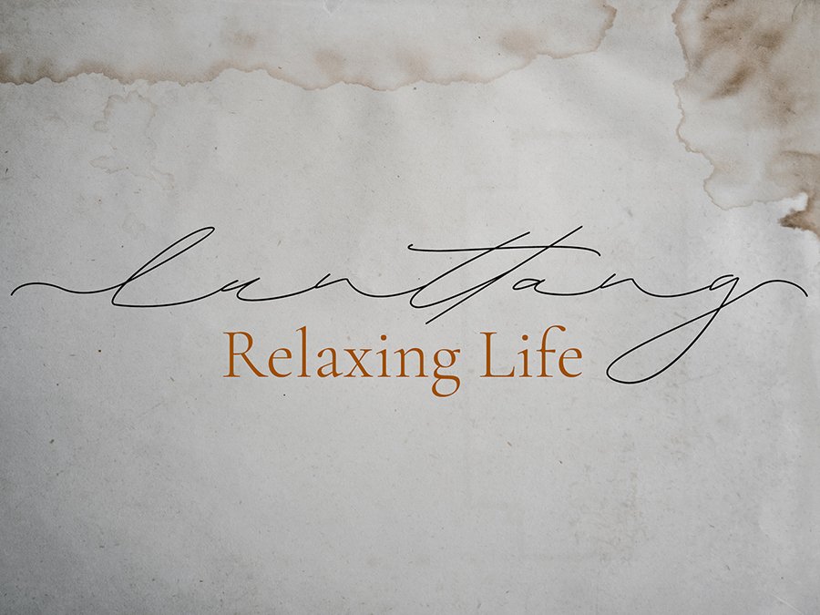 Auro Rumpthut Script Font